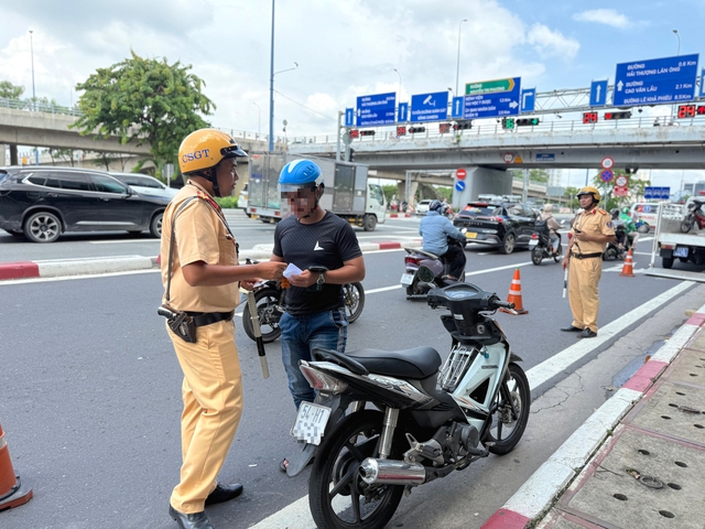 Quay đầu khi đ&egrave;n rẽ tr&aacute;i m&agrave;u đỏ c&oacute; bị phạt? Cục CSGT l&ecirc;n tiếng - Ảnh 2.