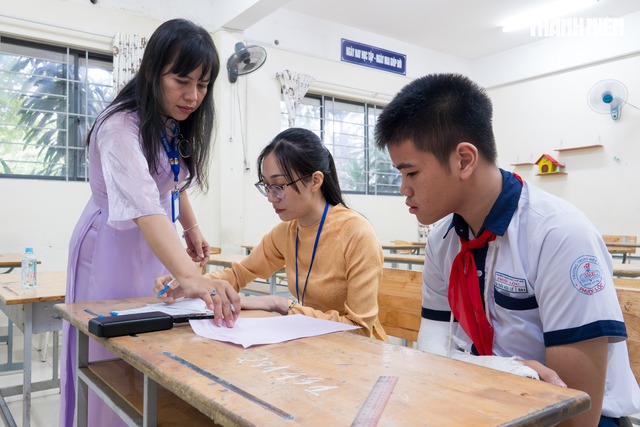 Thi lớp 10 TP.HCM: Thầy c&ocirc; dậy sớm điểm danh, sẵn s&agrave;ng viết thay sĩ tử - Ảnh 5.