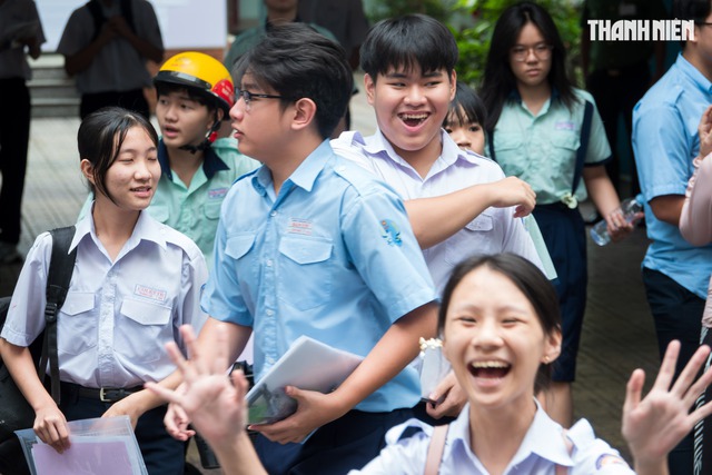 Thi lớp 10 TP:HCM: Thí sinh reo vui, nói đề văn dễ và đoán điểm 8, 9 - Ảnh 1.