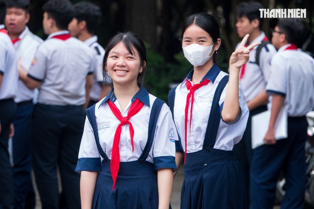 Thi lớp 10 TP.HCM: Thầy c&ocirc; dậy sớm điểm danh, sẵn s&agrave;ng viết thay sĩ tử - Ảnh 1.