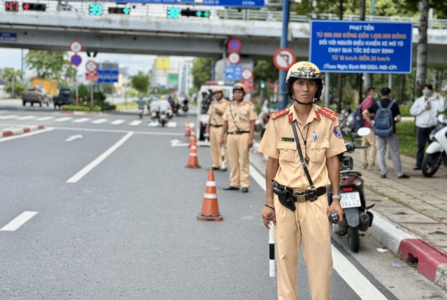 Quay đầu khi đ&egrave;n rẽ tr&aacute;i m&agrave;u đỏ c&oacute; bị phạt? Cục CSGT l&ecirc;n tiếng - Ảnh 3.