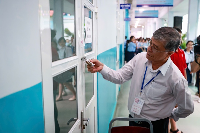 151.269 th&iacute; sinh TP.HCM bắt đầu thi lớp 10: Gi&aacute;m đốc Sở GD-ĐT n&oacute;i về đề thi - Ảnh 5.