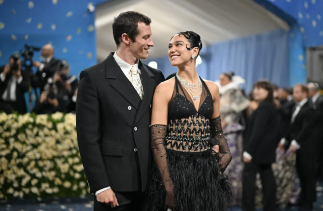 Dua Lipa tổ chức đám cưới bí mật với tài tử sắp thủ vai James Bond - Ảnh 1.