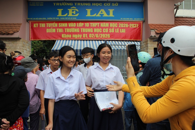 Khen đề văn lớp 10, thí sinh TP.HCM nói 'Sở GD-ĐT tặng quà 1.6 quá đã' - Ảnh 1.