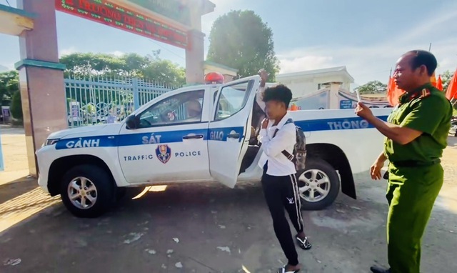 CSGT vượt đường n&uacute;i đưa th&iacute; sinh đến điểm thi lớp 10 kịp giờ ph&aacute;t đề - Ảnh 1.