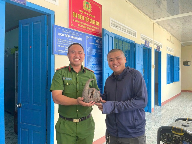 Gặp tê tê quý hiếm trên đường, 5 thanh niên Khánh Hòa giao nộp công an - Ảnh 1.