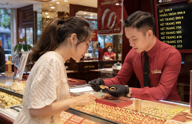 Giá vàng lao dốc, người thấp thỏm chờ hồi phục, người thở phào nhẹ nhõm - Ảnh 2.