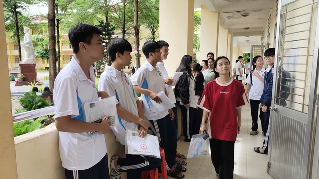 Thí sinh nhà cách điểm thi tốt nghiệp khoảng 30 km đến trường làm thủ tục sớm - Ảnh 1.