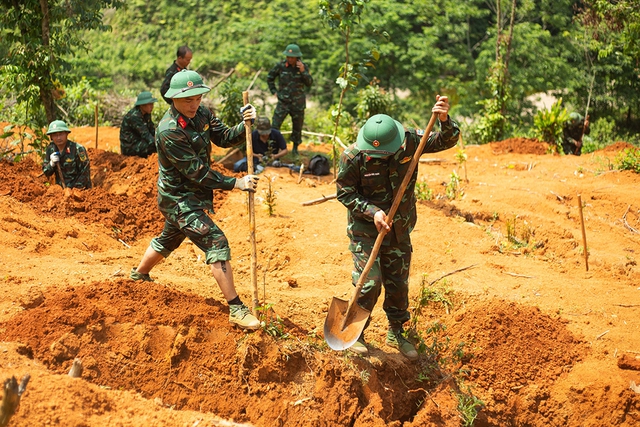 Tìm liệt sĩ trên dãy Trường Sơn: Nước mắt thời bình hòa vào xương máu chiến tranh - Ảnh 4.
