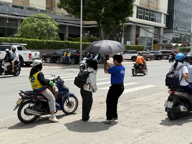 Những đàn anh trên cả tuyệt vời: Mình có thể ướt nhưng thí sinh thì không - Ảnh 4.