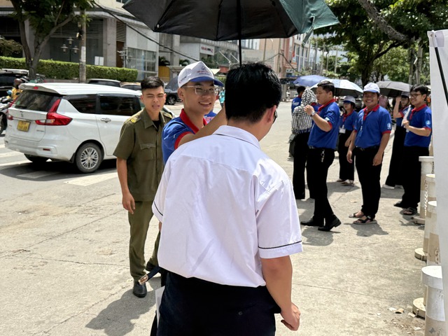 Những đàn anh trên cả tuyệt vời: Mình có thể ướt nhưng thí sinh thì không - Ảnh 3.