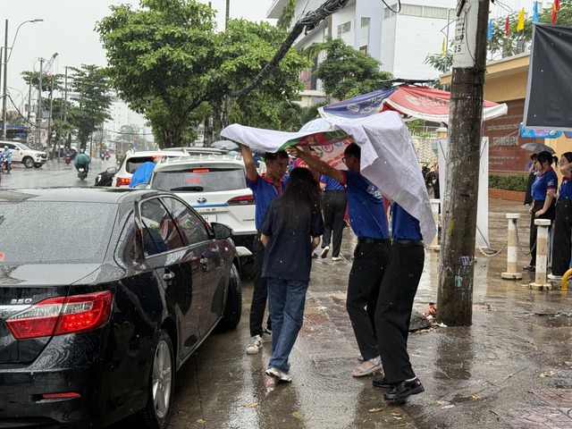 Những đàn anh trên cả tuyệt vời: Mình có thể ướt nhưng thí sinh thì không - Ảnh 1.