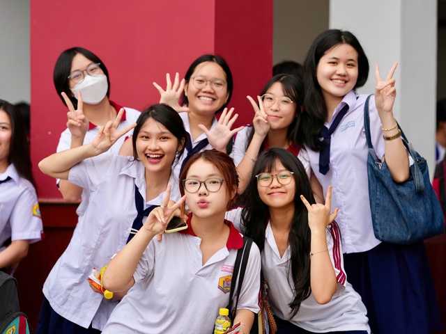 Bắt đầu kỳ thi tốt nghiệp THPT có số lượng thí sinh đông nhất trước nay - Ảnh 1.