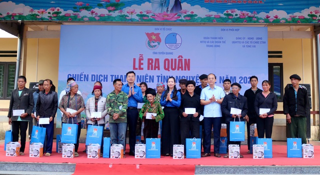 Tình nguyện hè trên vùng biên cương Tổ quốc - Ảnh 2.