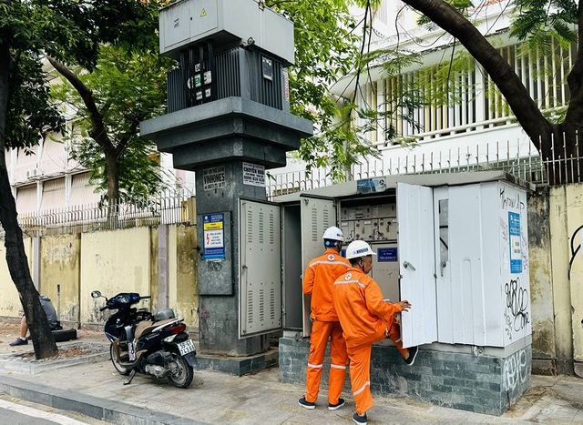 Màu áo cam đi ngược chiều ánh sáng - Ảnh 1.