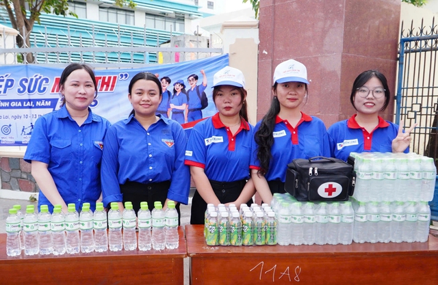 Mang hộp y tế tiếp sức sĩ tử thi tốt nghiệp THPT - Ảnh 1.