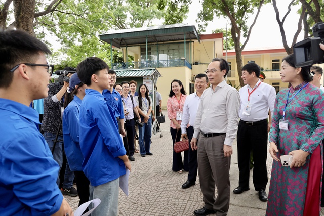 Bộ trưởng GD-ĐT động viên thí sinh trước ngày thi tốt nghiệp THPT 2026- Ảnh 2. Bộ trưởng GD-ĐT động viên thí sinh trước ngày thi tốt nghiệp THPT 2026- Ảnh 2.