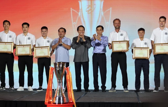 Bộ trưởng Lương Tam Quang ch&uacute;c mừng th&agrave;nh t&iacute;ch xuất sắc của CLB CAHN: Chức v&ocirc; địch V-League rất xứng đ&aacute;ng- Ảnh 3.