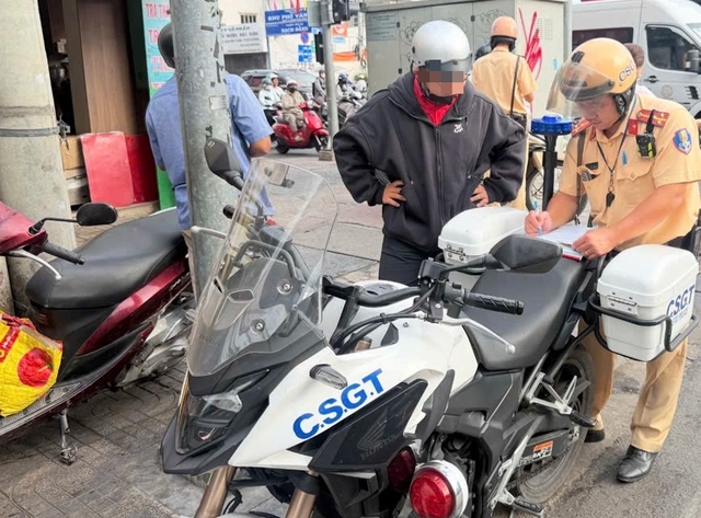 Đi trên vỉa hè để né kẹt xe, 529 xe máy bị CSGT TP.HCM phạt nguội - Ảnh 1.