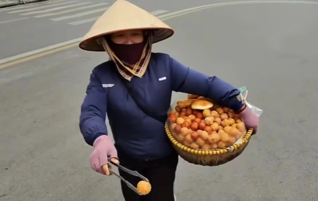 Người bán rong 'chặt chém' khách tây 420.000 đồng 10 chiếc bánh rán bị xử phạt- Ảnh 1. Người bán rong 'chặt chém' khách tây 420.000 đồng 10 chiếc bánh rán bị xử phạt- Ảnh 1.