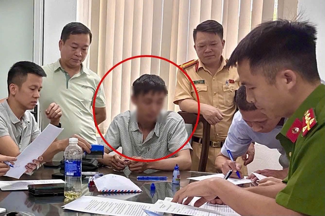 Phát hiện thí sinh dùng tai nghe siêu nhỏ, camera cúc áo để gian lận thi GPLX- Ảnh 2. Phát hiện thí sinh dùng tai nghe siêu nhỏ, camera cúc áo để gian lận thi GPLX- Ảnh 2.
