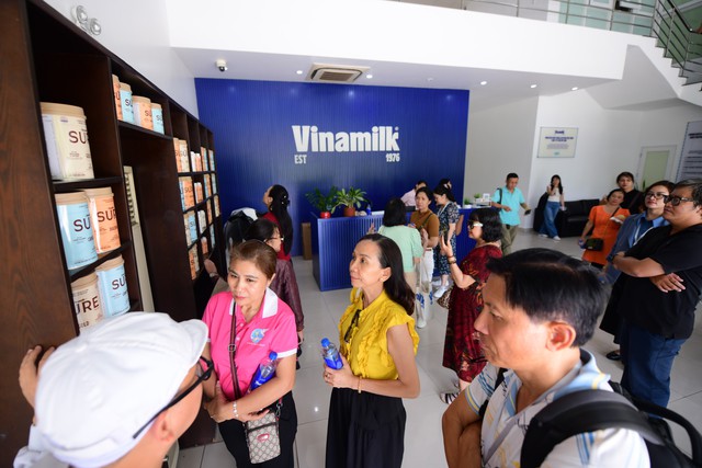 Vinamilk đón thế hệ 'đồng niên' tham quan nhà máy với lời hứa chăm sóc sức khỏe - Ảnh 2.