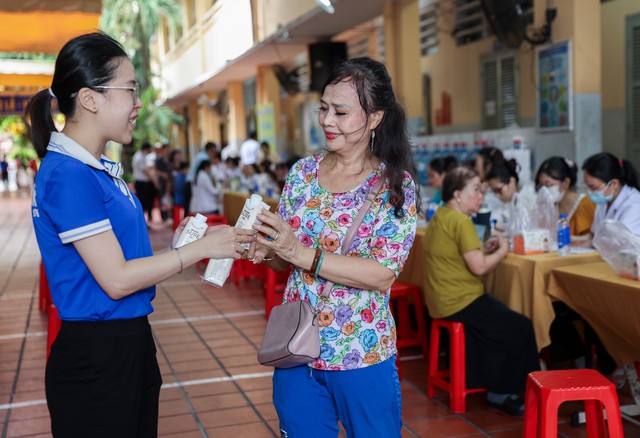 Vinamilk đón thế hệ 'đồng niên' tham quan nhà máy với lời hứa chăm sóc sức khỏe - Ảnh 6.