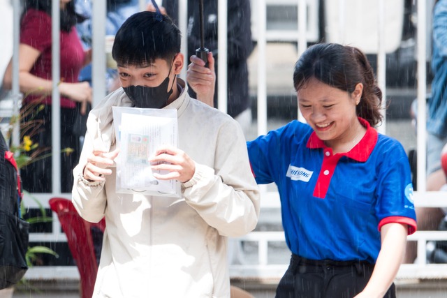 Ngoài tốt nghiệp THPT, nhiều thí sinh 12 thi 3-4 kỳ thi khác để vào đại học - Ảnh 1.