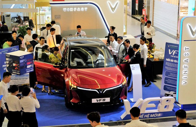 VinFast b&aacute;n gần 100.000 xe tại Việt Nam sau 5 th&aacute;ng đầu năm, vượt xa Toyota, Hyundai- Ảnh 1.