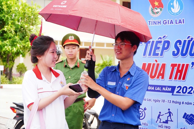 Mang hộp y tế tiếp sức sĩ tử thi tốt nghiệp THPT - Ảnh 2.
