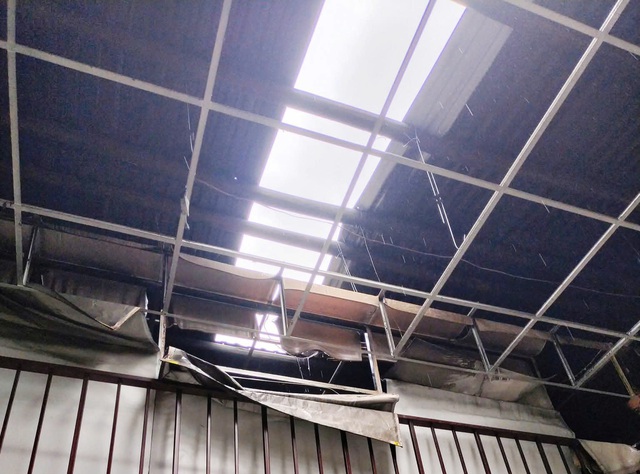  Sét đánh xuyên mái tôn, nhiều tài sản trong nhà bị thiêu rụi- Ảnh 1.