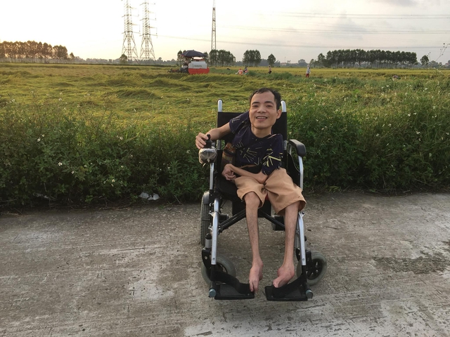 Nghị lực sống phi thường từ ch&agrave;ng trai khuyết tật - Ảnh 2.