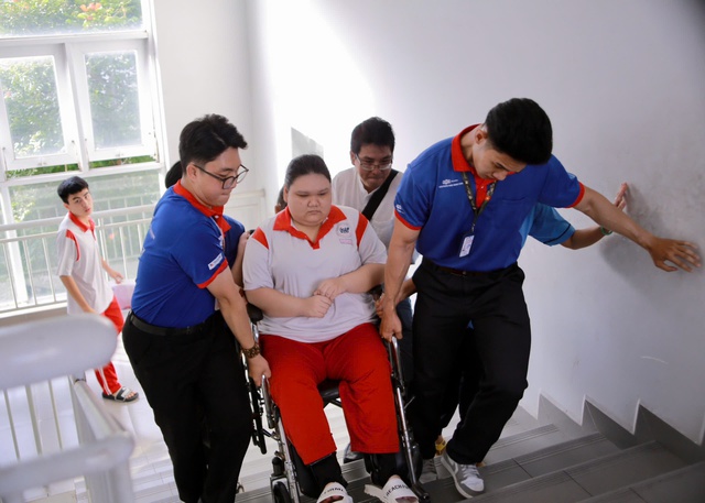 Cảm động hình ảnh nữ sinh ngồi xe lăn đến điểm thi được hỗ trợ hết lòng - Ảnh 5.