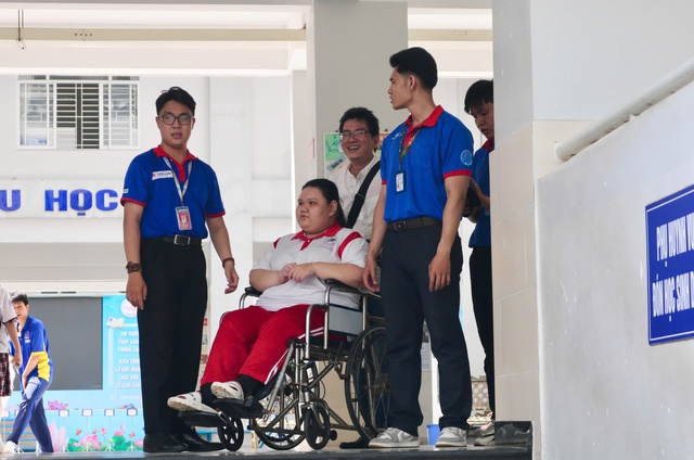 Cảm động hình ảnh nữ sinh ngồi xe lăn đến điểm thi được hỗ trợ hết lòng - Ảnh 4.