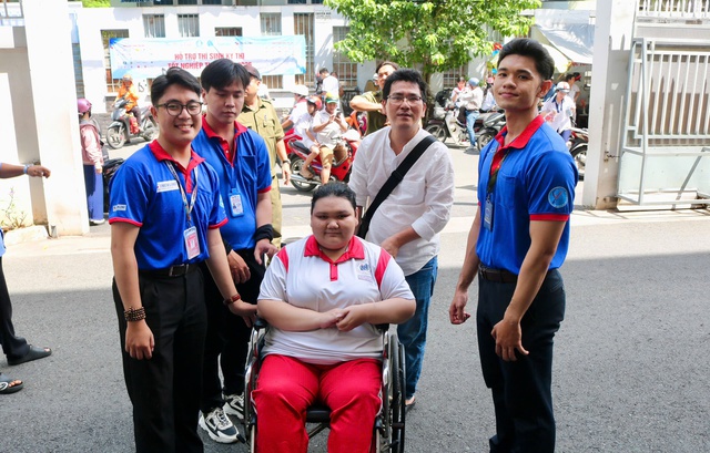 Cảm động hình ảnh nữ sinh ngồi xe lăn đến điểm thi được hỗ trợ hết lòng - Ảnh 3.