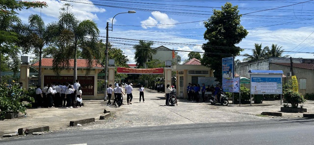 Thí sinh dùng điện thoại chụp đề thi ngữ văn dùng ChatGPT giải - Ảnh 1.
