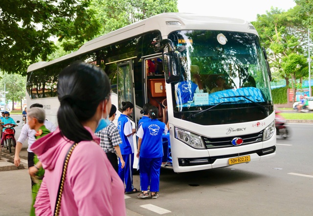 Chuyện cảm động về những cha mẹ vượt trăm cây số đồng hành cùng con mùa thi - Ảnh 4.