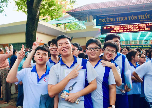 Chuyện cảm động về những cha mẹ vượt trăm cây số đồng hành cùng con mùa thi - Ảnh 5.
