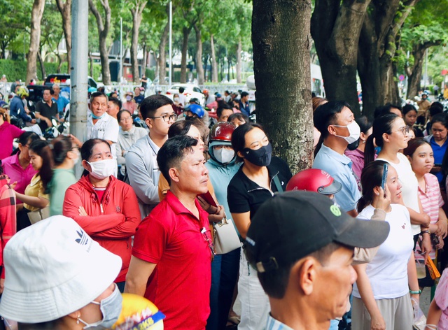 Chuyện cảm động về những cha mẹ vượt trăm cây số đồng hành cùng con mùa thi - Ảnh 1.