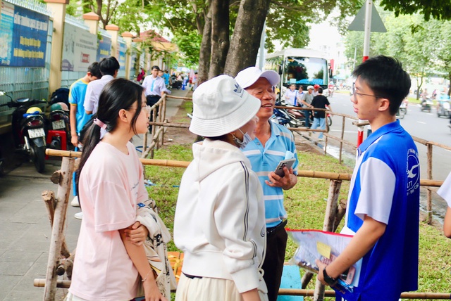 Chuyện cảm động về những cha mẹ vượt trăm cây số đồng hành cùng con mùa thi - Ảnh 3.