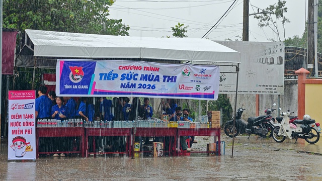 Mưa cận giờ thí sinh vô phòng thi ở An Giang - Ảnh 3.