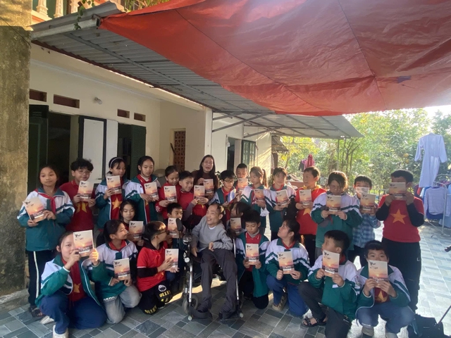 Nghị lực sống phi thường từ ch&agrave;ng trai khuyết tật - Ảnh 3.