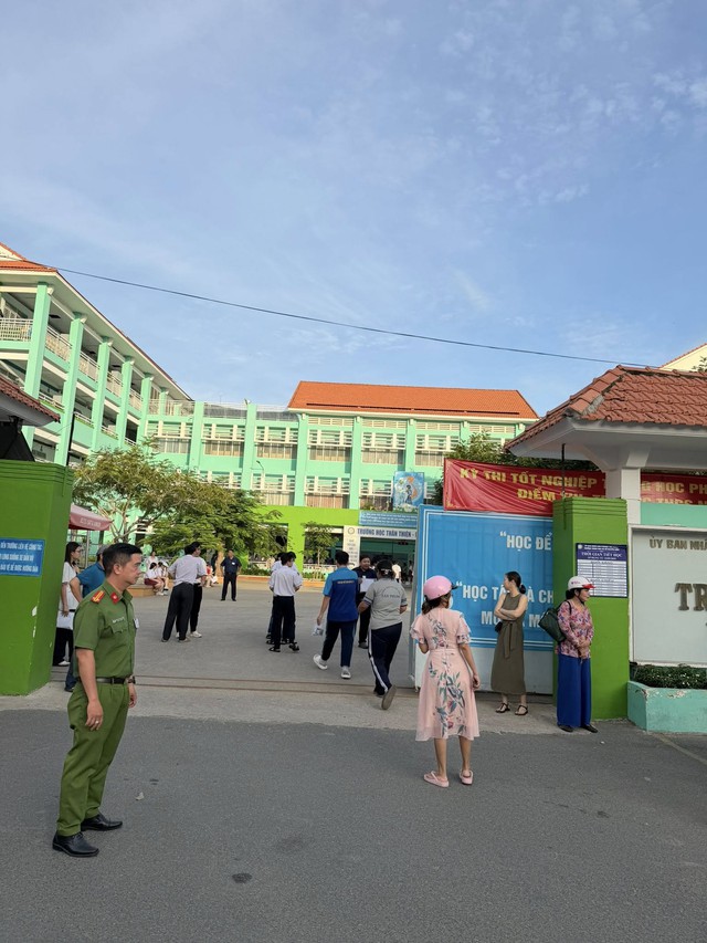 Tấm lòng của nhà bảo trợ dành cho trẻ mồ côi dự thi tốt nghiệp THPT- Ảnh 4. Tấm lòng của nhà bảo trợ dành cho trẻ mồ côi dự thi tốt nghiệp THPT- Ảnh 4.