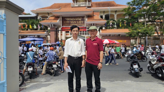 Đợi con trai thi Tốt nghiệp THPT 2026, bồi hồi nhớ lại mình 40 năm trước - Ảnh 1.