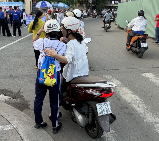 Có một kỳ thi khác ở bên ngoài cổng trường… - Ảnh 2.