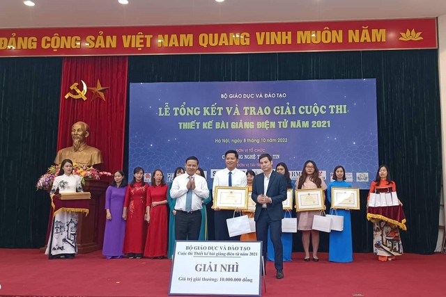 Thầy gi&aacute;o miền T&acirc;y thắp lửa lớp học số - Ảnh 1.
