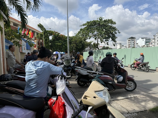 Có một kỳ thi khác ở bên ngoài cổng trường… - Ảnh 3.