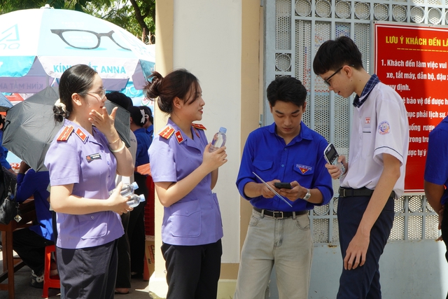 'B&oacute;ng hồng' Viện Kiểm s&aacute;t tiếp sức th&iacute; sinh Cần Thơ - Ảnh 2.