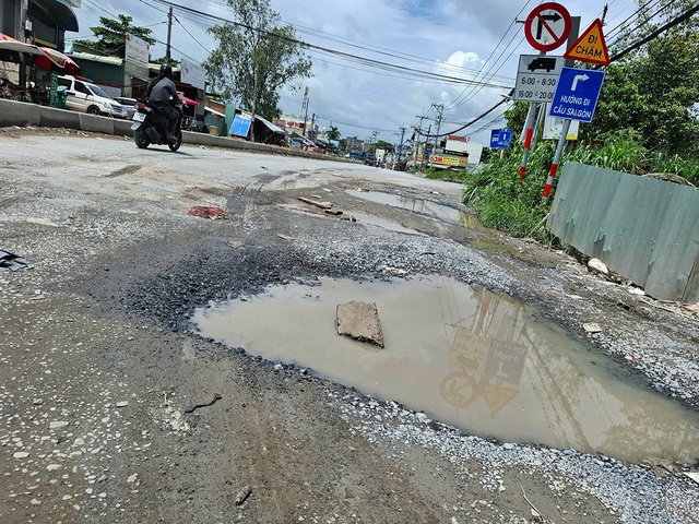 Đường xuống cấp, đi lại khó khăn- Ảnh 3. Đường xuống cấp, đi lại khó khăn- Ảnh 3.