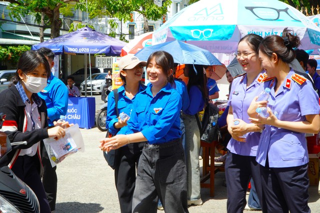 'B&oacute;ng hồng' Viện Kiểm s&aacute;t tiếp sức th&iacute; sinh Cần Thơ - Ảnh 4.